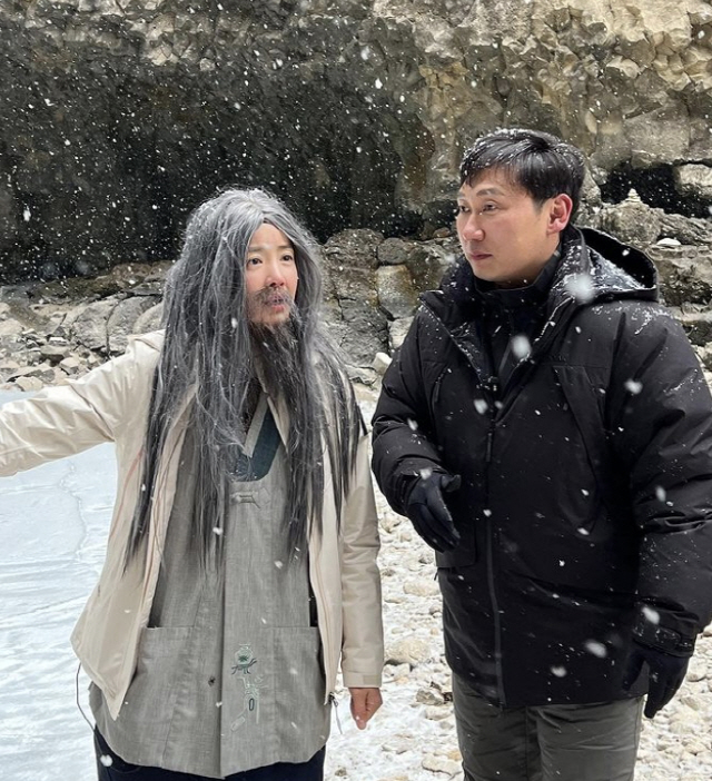 Actor Lee Si-young has released another bookie.Lee Si-young posted several photos on his SNS on the 23rd, saying, My brother Sisam has been a natural person for a long time, but it is good to see his face like this.In the photo, Lee Si-young, who transformed into Sisam, met Lee Seung-young, a aid natural person.Lee Si-young said on his YouTube channel, I did not want to burden you with my family, but I made my debut and posted this for the first time.9 Brother and Sister, the first of the nine brothers and sisters have been fierce.As all brothers do, there are brothers who listen to the words, younger brothers who are out of the country, younger brothers who live in their own way, younger brothers who are not in contact with their lives. First, I released the mountaineer Ishiil, and this time I focused my attention on the nature of the sea.Lee Si-young is married to Cho Seung-hyun, a restaurant businessman, and has one man.