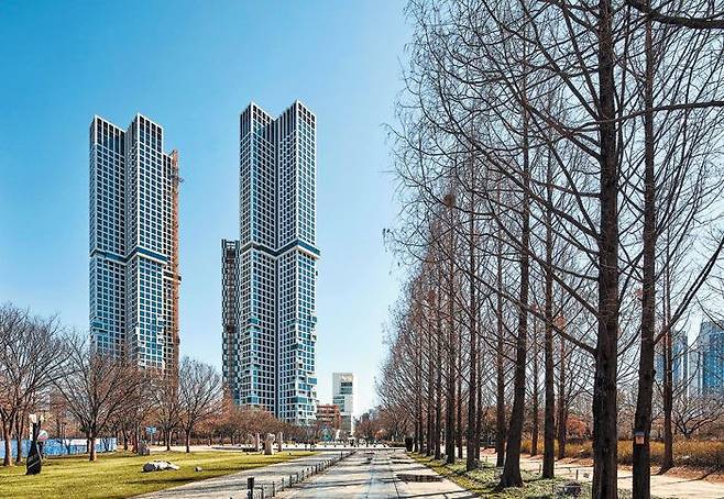 지난해 2700만원의 월세거래가 이뤄진 서울 성동구 성수동 뚝섬의 고급 주상복합 ‘아크로 서울 포레스트’. 월세가 가장 비싼 아파트이다./ DL이앤씨