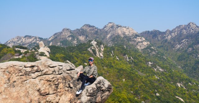 오세진 작가가 산행 중 바위 끝에 앉아 포즈를 취했다. 그는 가끔 바위 위에 앉아 명상하는 것도 즐긴다. 오세진 작가 제공.