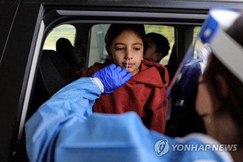 드라이브 스루 검사소에서 코로나19 검사를 받는 이스라엘 소녀. <로이터 연합뉴스>