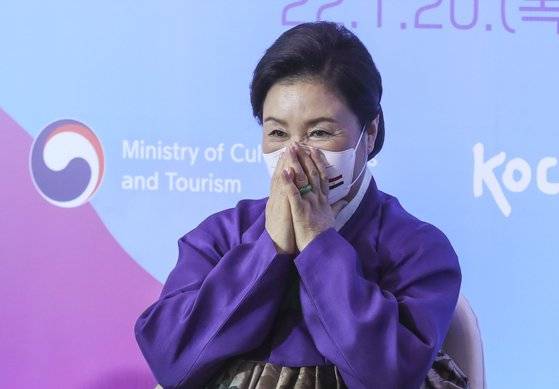 이집트를 공식 방문 중인 문재인 대통령 부인 김정숙 여사가 20일 오후(현지시간) 카이로 세인트레지스 호텔에서‘이집트 한국문화 홍보 전문가’들과 간담회를 갖고 이들의 활동을 격려했다. 김 여사가 자하드 딜라 알리가 쓴 캘리그라피 작품을 보고 있다. 카이로=김성룡 기자