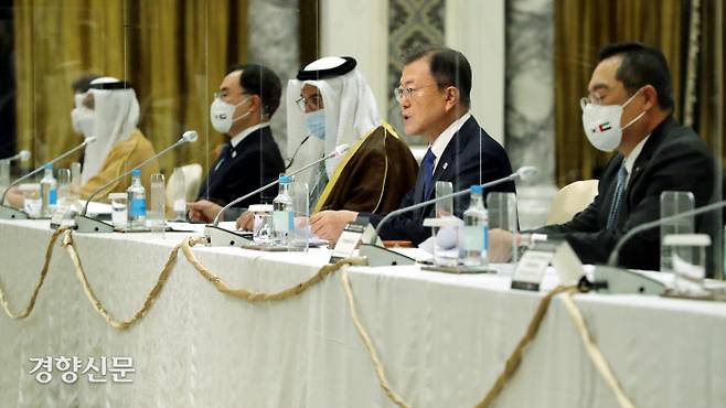 문재인 대통령이 중동 3개국 순방 첫 일정으로 16일(현지시간) 한국무역협회와 UAE연방상공회의소가 두바이 시내 한 호텔에서 주최한 ‘한-UAE 수소 협력 비즈니스 라운드테이블’ 행사에 참석, 모두 발언을 하고 있다. 2022.1.16 두바이/강윤중 기자