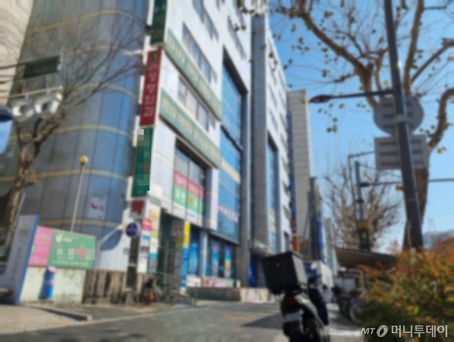 서울 동대문구 답십리역 인근 병원이 다수 입주한 빌딩 모습. /사진=조성준 기자