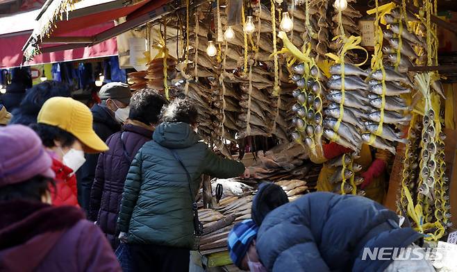 [서울=뉴시스] 홍효식 기자 = 설 명절 연휴를 10여일 앞둔 20일 오후 서울 동대문구 경동시장을 찾은 시민들이 장을 보고 있다. 2022.01.20. yesphoto@newsis.com