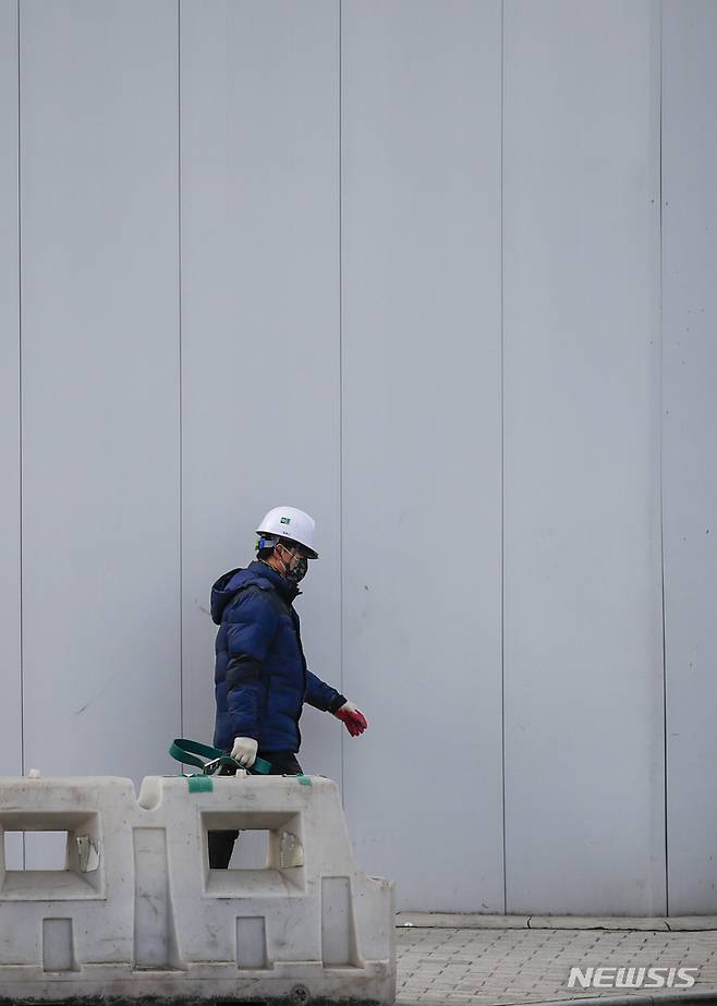 [서울=뉴시스] 정병혁 기자 = 고용노동부가 오는 27일부터 적용될 중대재해처벌법 시행을 앞두고 12일 전국 현장을 점검한 가운데 12일 오후 서울 강서구 인근 건설현장에서 건설노동자들이 작업을 하고 있다. 이번 점검은 중대재해법 시행을 앞둔 상황에서 점검 대상을 기존보다 확대하고, 제조, 건설 현장은 안전보건관리체계 구축 상태를 점검하고 지도할 예정이다. 2022.01.12. jhope@newsis.com