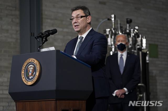 [포티지=AP/뉴시스]앨버트 불라 화이자 최고경영자(CEO)가 지난해 2월19일(현지시간) 미시간 포티지 화이자 생산 공장에서 연설하고 있다. 뒤엔 조 바이든 미국 대통령. 2021.04.14.