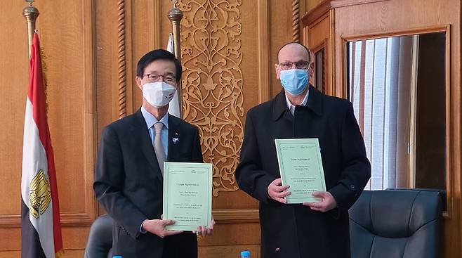 [서울=뉴시스] 방문규 수은 행장은 지난 21일(현지 시간) 이집트 카이로에서 모스타파 아부 엘마카렘(Mostafa Abou Elmakarem) 철도청 청장과 이집트 철도사업 관련 EDCF 차관계약서에 서명했다. (사진=수출입은행) photo@newsis.com *재판매 및 DB 금지