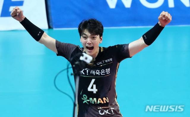 [서울=뉴시스]이영환 기자 = 6일 오후 서울 중구 장충체육관에서 열린 2020-2021 V리그 남자부 플레이오프 1차전 우리카드 위비와 OK금융그룹의 경기 4세트, OK금융그룹 조재성이 환호하고 있다. 2021.04.06. 20hwan@newsis.com
