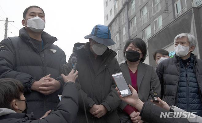 [광주=뉴시스] 이영주 기자 = 광주 서구 현대산업개발 신축 아파트 붕괴 사고 13일째인 23일 오후 학동 붕괴 참사 유가족과 시민단체, 붕괴피해자가족협의회가 기자회견을 하고 있다. 2022.01.23 leeyj2578@newsis.com