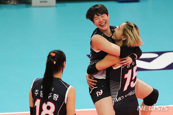 [광주=뉴시스] 권창회 기자 = 23일 오후 광주 서구 염주종합체육관에서 열린 '도드람 2021-2022 V리그 올스타전'에서 이소영이 공격 성공 후 한송이에게 안기고 있다. 2022.01.23. kch0523@newsis.com