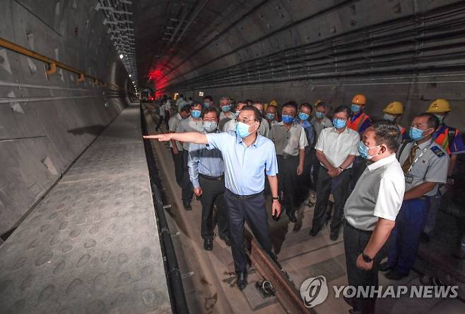 리커창 중국 총리가 지난 2021년 8월19일 막대한 수해를 입은 허난성 정저우를 방문해 지하철 5호선 내부를 살피고 있다. 연합뉴스
