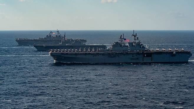 항모급 전력으로 분류되는 미 해군 에섹스, 아메리카 강습상륙함 사이에 일본의 헬기 항모 휴가가 배치돼 항해하고 있다.