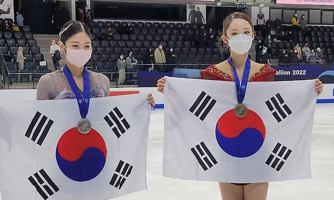 이해인(왼쪽)과 김예림이 22일 에스토니아 탈린에서 열린 2022 ISU 피겨스케이팅 4대륙선수권대회 여자 싱글에서 은메달과 동메달을 따낸 뒤 태극기를 들고 기념촬영을 하고 있다. 올댓스포츠 제공