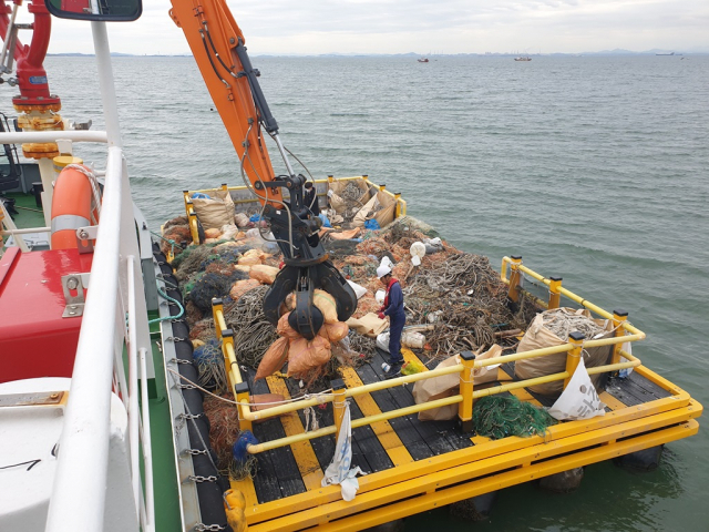 해양쓰레기 선상집하장 모습.