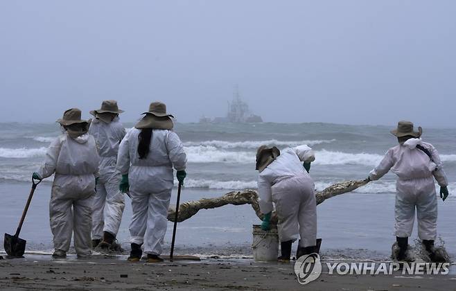 유출된 기름을 제거하는 해안 복구작업 [AP 연합뉴스 자료사진. DB 및 재판매 금지]