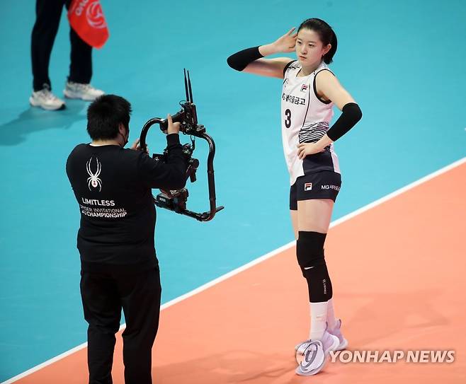 '이쁘게 찍어주세요' (광주=연합뉴스) 조남수 기자 = 23일 광주 서구 페퍼스타디움(염주종합체육관)에서 열린 프로배구 V리그 올스타전에서 V-스타 이다현이 득점한 뒤 춤 세리머니를 하고 있다. 2022.1.23 iso64@yna.co.kr