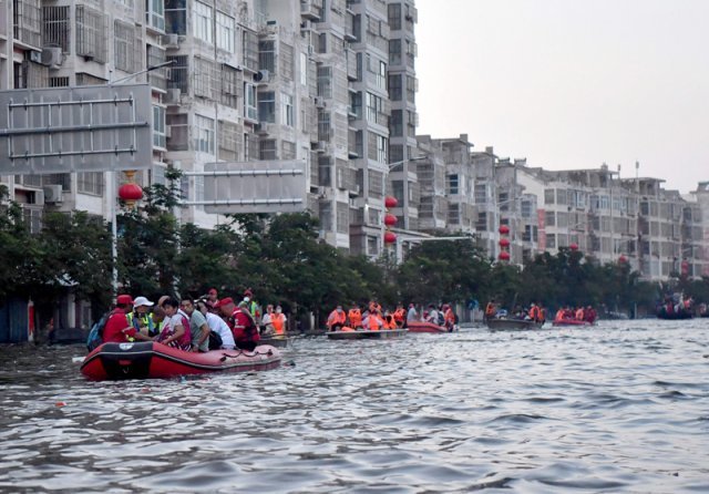 지난해 7월 26일 중국 허난성의 웨이후이(衛輝) 시내 모습. 구명보트를 이용해 주민들을 안전한 곳으로 대피시키고 있다. 웨이후이=신화/뉴시스