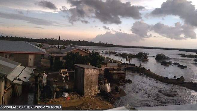 해저화산 폭발이 야기한 쓰나미가 덮친 통가 해변. 소셜미디어 갈무리