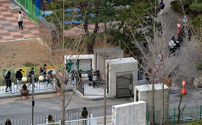 지난해 12월 23일 대전의 한 초등학교 학생들이 줄을 서서 등교하고 있다. 프리랜서 김성태