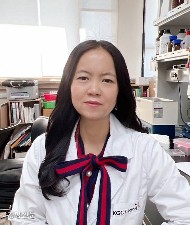 매일 스트레칭과 더불어 홍삼제품을 챙겨 먹는 현 팀장이 시중에서 우수한 홍삼 제품을 고르는 방법을 설명하고 있다.&nbsp;KGC한국인삼공사 제공