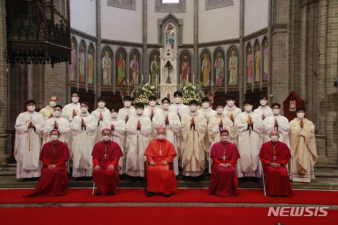 [서울=뉴시스] 2021년 2월 명동대성당에서 열린 천주교 서울대교구 사제 서품식에서 2021년도 서울대교구 새 사제들이 당시 교구장 염수정 추기경, 교구 주교들과 함께 기념 촬영을 하고 있는 모습. (사진=천주교 서울대교구 제공) 2022.01.24. photo@newsis.com *재판매 및 DB 금지