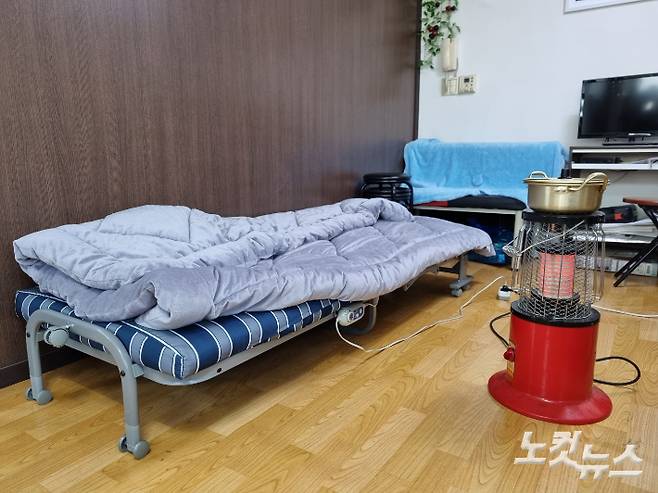 성남 산성동에서 강제퇴거 된 세입자가 자신의 사무실에 간이침대를 놓고 생활하고 있다. 정성욱 기자