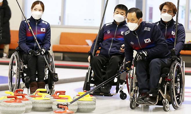 휠체어컬링 대표팀이 24일 경기도 이천선수촌 컬링훈련장에서 2022 베이징동계패럴림픽을 앞두고 열띤 훈련를 하고 하고 있다. 대한장애인체육회 제공