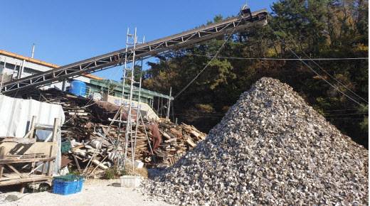 굴 껍데기가 쌓여 있는 모습 (사진=경상남도)