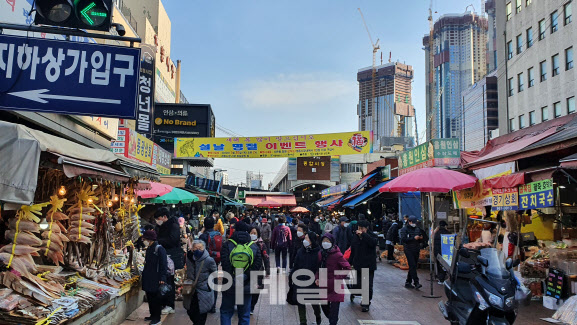 ▲24일 서울 동대문구 A전통시장에서 소비자들이 장을 보고 있다.(사진=백주아 기자)