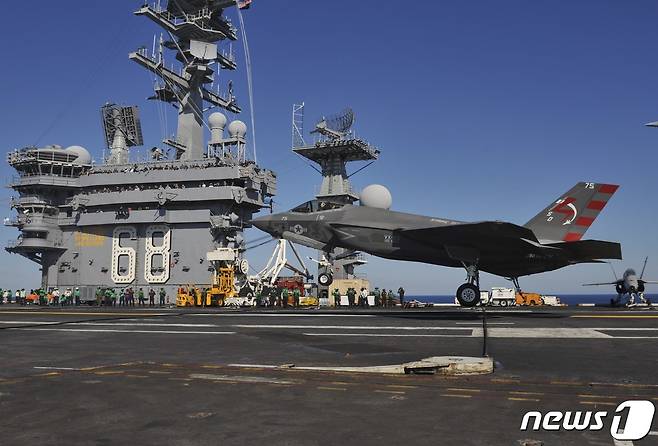 F-35C 라이트닝2 스텔스 전투기가 2014년 11월 3일(현지시간) 항공모함 'USS 니미츠'에 처음으로 착륙하고 있다. © AFP=뉴스1 © News1 김지현 기자