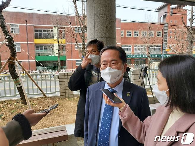 사기 혐의로 기소된 허석(58) 전남 순천시장이 25일 항소심 선고 공판을 마친 직후 기자들과 만나 입장을 밝히고 있다.© 뉴스1