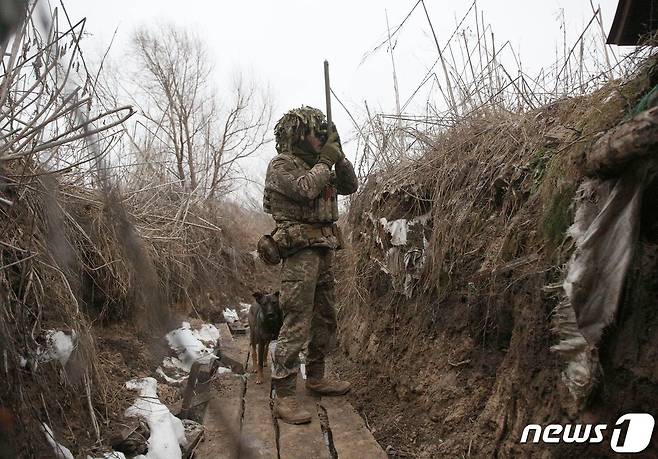 우크라이나 국토방위군이 wlsks 9일(현지시간) 우크라이나 남동부 아브디우카 인근 참호에서 경계근무를 서고 있다. 2022.01.20/news1 © AFP=뉴스1