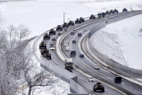 18일(현지시간) 우크라이나의 크림반도에 있는 고속도로를 통해 이동 중인 러시아 장갑차부대의 모습. 크림(우크라이나)=AP·연합뉴스