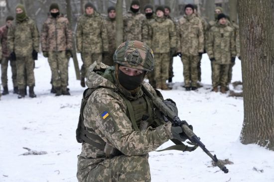 지난 23일(현지시간) 우크라이나 수도 키예프에서 군 조교가 정부 지원을 받는 민방위 부대인 '국토방위대' 대원들을 교육하고 있다. [이미지출처=연합뉴스]