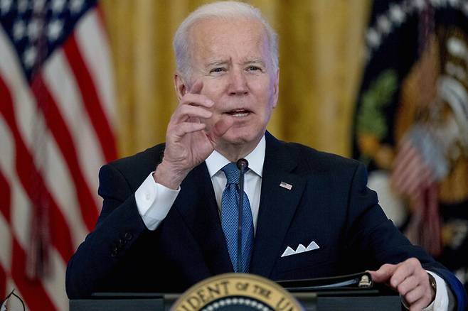24일 백악관 회의에 참석한 조 바이든 미국 대통령이 기자들의 질문에 답하고 있다. 워싱턴/AP 연합뉴스