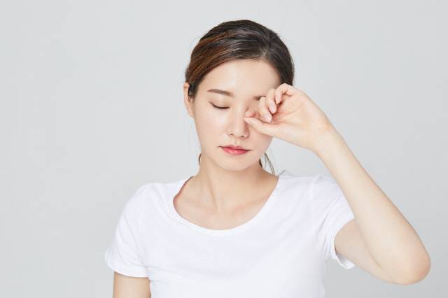 아침에 얼굴과 눈이 유독 붓는 증상이 지속되는 것이 폐암의 신호일 수 있다./사진=클립아트코리아