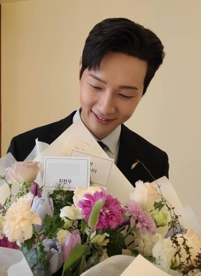 Actor Ji Hyun Woo has revealed his current situation.On the 25th, Ji Hyun Woo posted two photos on his instagram with the article I am excited and happy to be a model; I ask you a lot of love.Ji Hyun Woo in the public photos is full of bouquets and is smiling brightly.Ji Hyun Woo, who smiles happily in a neat look in a suit, thrilled the hearts of viewers.Fans responded that they were not good-looking in flowers, too handsome and I am watching the drama well.Meanwhile, Ji Hyun Woo is appearing in KBS2 drama Shinto and Young Lady as Lee Young-guk.iMBC  Photo Source = Ji Hyun Woo Instagram