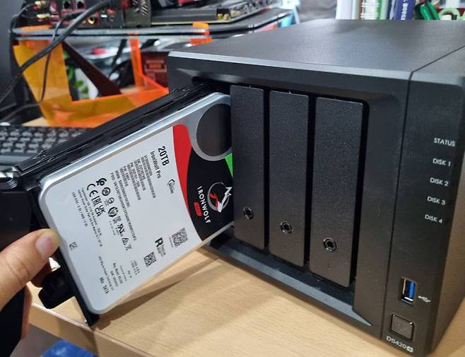시놀로지의 NAS인 DS420+