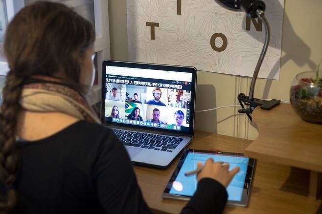 미네르바스쿨 학생들이 미국 샌프란시스코 기숙사에서 온라인 토론 수업을 듣고 있는 모습. 사진 미네르바스쿨 캡처