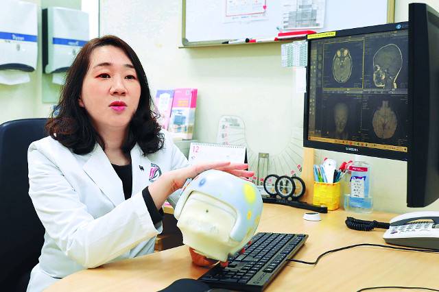 한림대동탄성심병원 재활의학과 정수진 교수가 한쪽으로 누워 재우는 습관이나 병적 원인 등으로 두상이 변형된 아기의 올바른 교정치료에 대해 설명하고 있다. 한림대의료원 제공