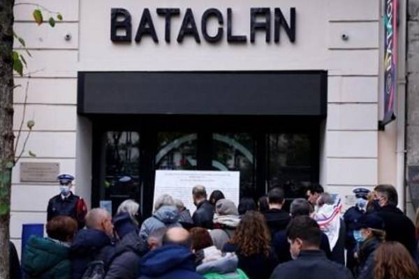 프랑스 파리 바타클랑 극장 앞에서 열린 11·13 테러 추모 행사 모습. / 사진 = 연합뉴스