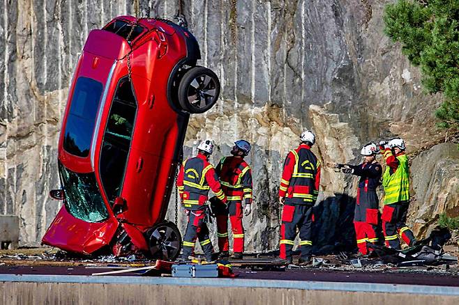 볼보 낙하 테스트 [사진출처=볼보]