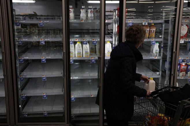 12일(현지시간) 미국 버지니아주 스프리필드에 있는 한 슈퍼마켓의 냉장고가 텅 비어있다. /사진=AFP