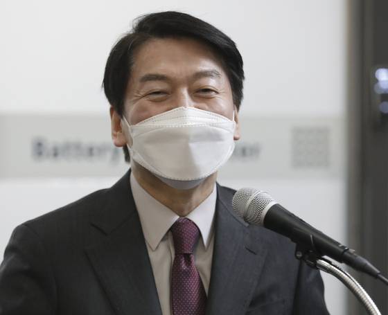 (울산=뉴스1) 윤일지 기자 = 안철수 국민의당 대선후보가 24일 오후 울산 울주군 울산과학기술원(UNIST) 이차전지 산학연 연구센터에서 이용훈 총장, 대학원생, 연구원과 간담회를 하고 있다. 2022.1.24/뉴스1