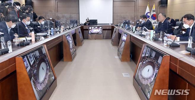 [세종=뉴시스] 강종민 기자 = 홍남기 부총리 겸 기획재정부 장관이 25일 오전 정부세종청사에서 열린 대외경제장관회의 및 대외경제협력기금운용위원회에서 모두발언을 하고 있다. 2022.01.25. ppkjm@newsis.com