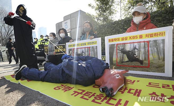 [서울=뉴시스] 최진석 기자 = 한국동물보호연합 회원들이 21일 서울 여의도 KBS 앞에서 'KBS 드라마 태종 이방원의 낙마 동물학대 살상 행위 규탄 기자회견'을 하며 KBS를 규탄하는 퍼포먼스를 하고 있다. 2022.01.21. myjs@newsis.com