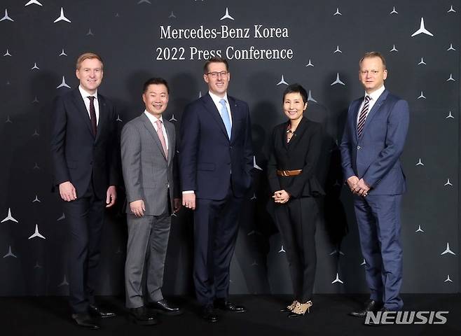 [서울=뉴시스] (왼쪽부터)메르세데스-벤츠 코리아 요하네스 슌 제품, 마케팅 & 디지털 비즈니스 총괄 부사장; 이상국 세일즈 부문 총괄 부사장; 토마스 클라인 대표이사 사장; 조명아 네트워크 개발 & 트레이닝 아카데미 부문 총괄 부사장; 틸로 그로스만 고객 서비스 부문 총괄 부사장 (사진=메르세데스-벤츠 코리아 제공)