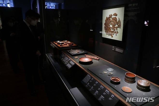 [서울=뉴시스] 박진희 기자 = 국립중앙박물관이 20일 서울 용산구 국립중앙박물관에서 '漆, 아시아를 칠하다' 특별전 언론공개회를 하고 있다. 2021.12.20. pak7130@newsis.com