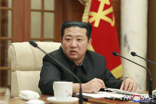 [평양=AP/뉴시스] 북한 조선중앙통신이 공개한 사진에 김정은 북한 국무위원장이 19일 평양의 노동당 중앙위원회 본부에서 열린 당 중앙위 제8기 제6차 회의에 참석하고 있다. 김정은 위원장은 이날 북미 협상을 고려해 중단했던 핵실험과 ICBM 발사를 재개할 수 있음을 시사했다. 2022.01.20.