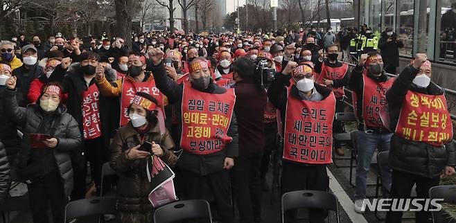 [서울=뉴시스] 최진석 기자 = 코로나 피해 자영업 총연대 회원들이 25일 오후 서울 여의도 국회 인근에서 열린 '299인 릴레이 삭발식'에서 실질 보상 촉구 구호를 외치고 있다. 2022.01.25. myjs@newsis.com